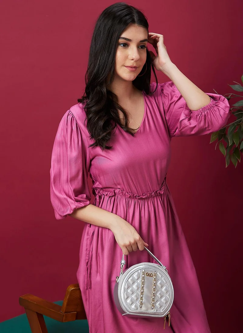 جلو باص فستان نسائي وردي بياقة على شكل حرف  وقصة واسعة